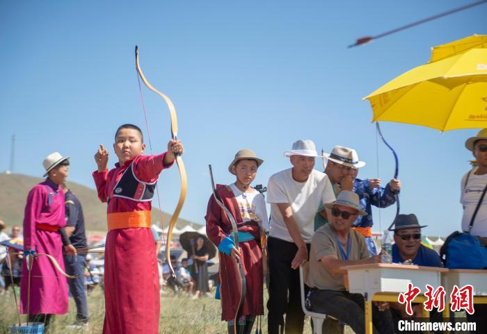 内蒙古大草原上的小少年：弓拉满 箭在弦