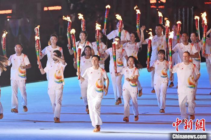 （Z世代“走”大运）开幕式火炬手刘仙：志愿者向世界展示了中国青年的品质