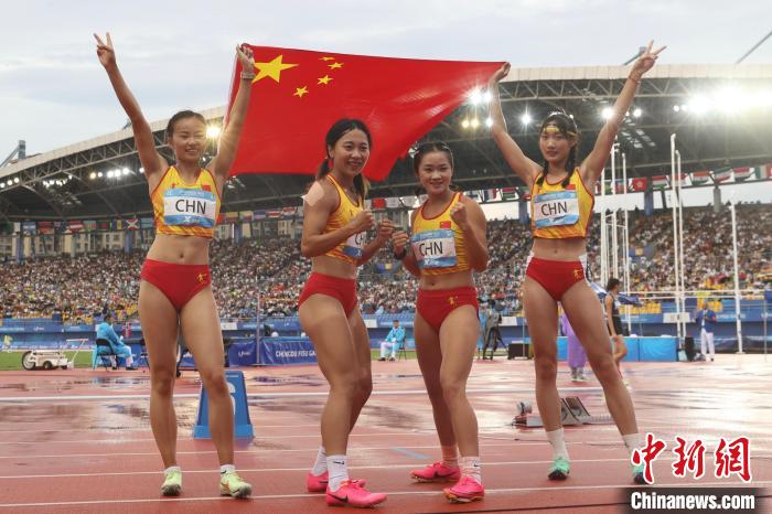 （成都大运会）中国队包揽田径项目男女4×100米接力金牌
