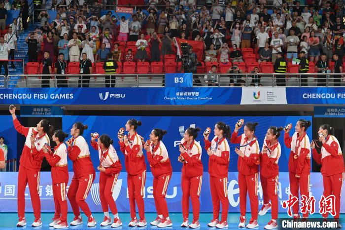 （成都大运会）中国队连下三局战胜日本队夺得女排冠军