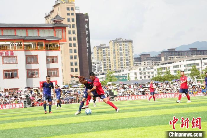贵州“村超”迎来香港明星足球队 全国美食足球交流赛开启