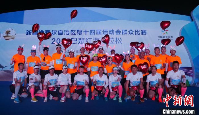 2023新疆巴楚红海马拉松开跑 2000余跑步爱好者参赛