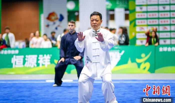 青海茫崖市运动员在世界传统武术锦标赛荣获两枚银牌