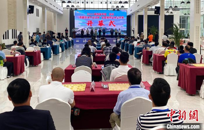 江苏扬州举办全国象棋业余公开赛 逾百名棋手对决