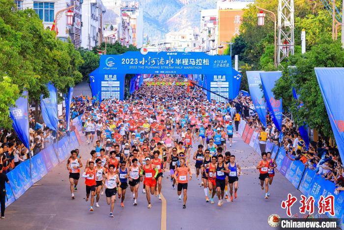 “小河淌水的故乡”大理弥渡举办半程马拉松 5000余人参赛