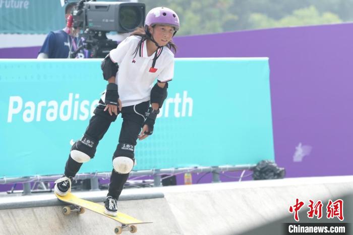 （杭州亚运会）中国代表团最年轻选手崔宸曦滑板摘金 决赛前就自信能夺冠