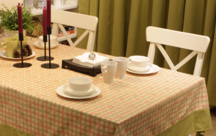 实木餐桌适合什么桌布实木配什么颜色餐桌垫(实木餐桌上适合铺什么颜色好看)