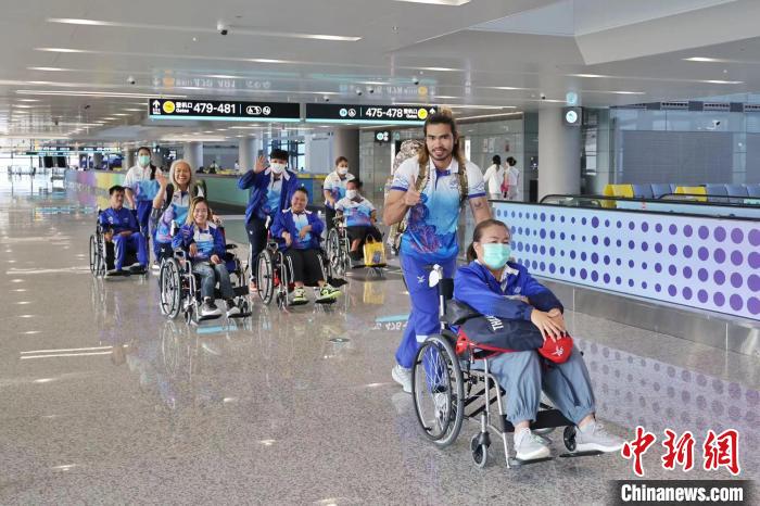 杭州机场迎来亚残运会代表团进港高峰