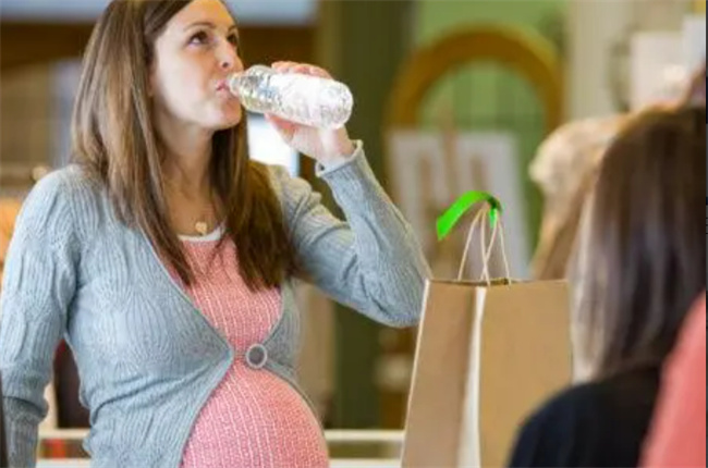孕妇喝水有什么讲究孕妇喝水需要注意什么(孕妇喝水怎么办)