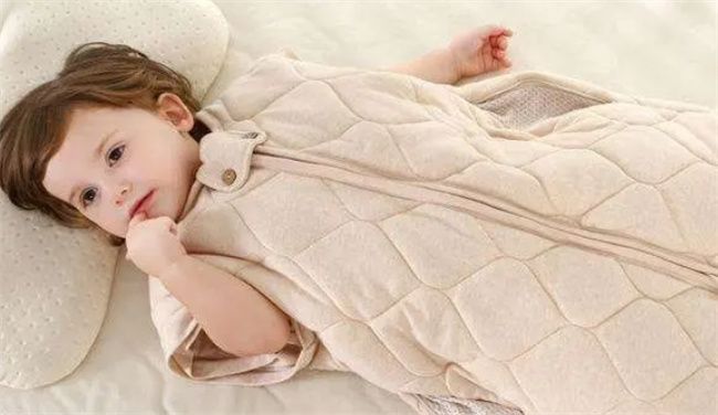 婴儿穿衣服睡觉和裸睡哪个好宝宝穿衣服睡还是裸睡好(婴儿穿衣服睡觉会不会影响发育身高)