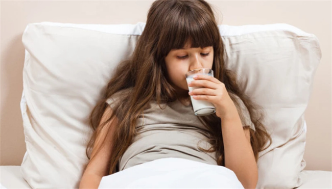 睡前喝牛奶有什么好处睡前要喝多少牛奶合适(睡前喝牛奶有什么好处和坏处?)
