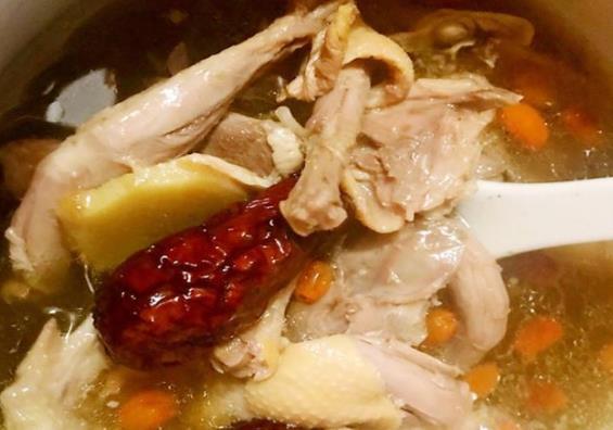 鸽子汤是热性还是凉性鸽子汤属不属于发物(鸽子汤是不是热性的)