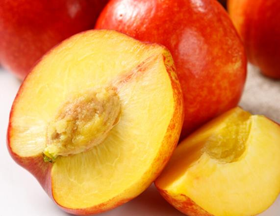 油桃和西瓜能一起吃吗高糖水分足,过量肠胃不适(油桃能跟西瓜一起吃吗?)