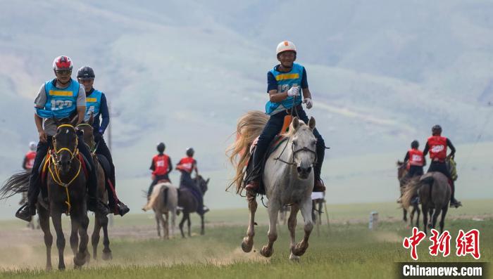 一家四代赛马手 锡林郭勒草原上的“马背传承”